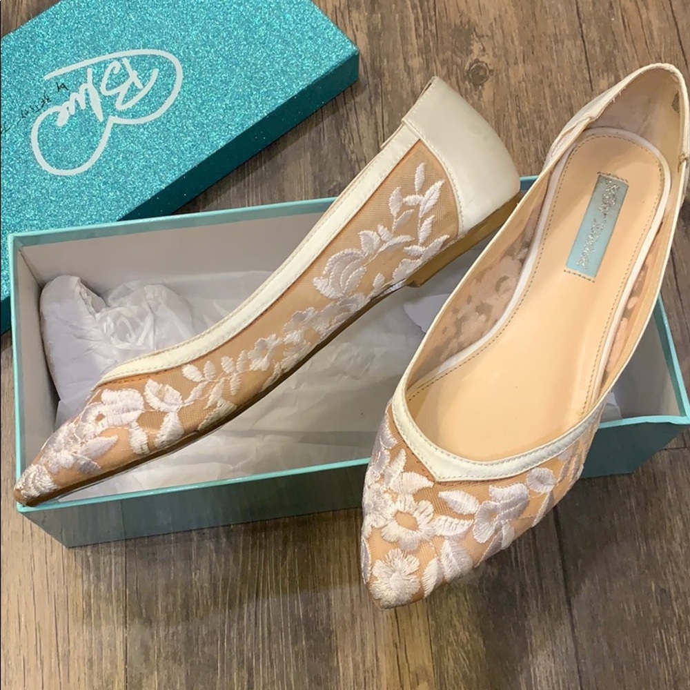 Blue by Betsy Johnson Ivory Floral Lace Flats